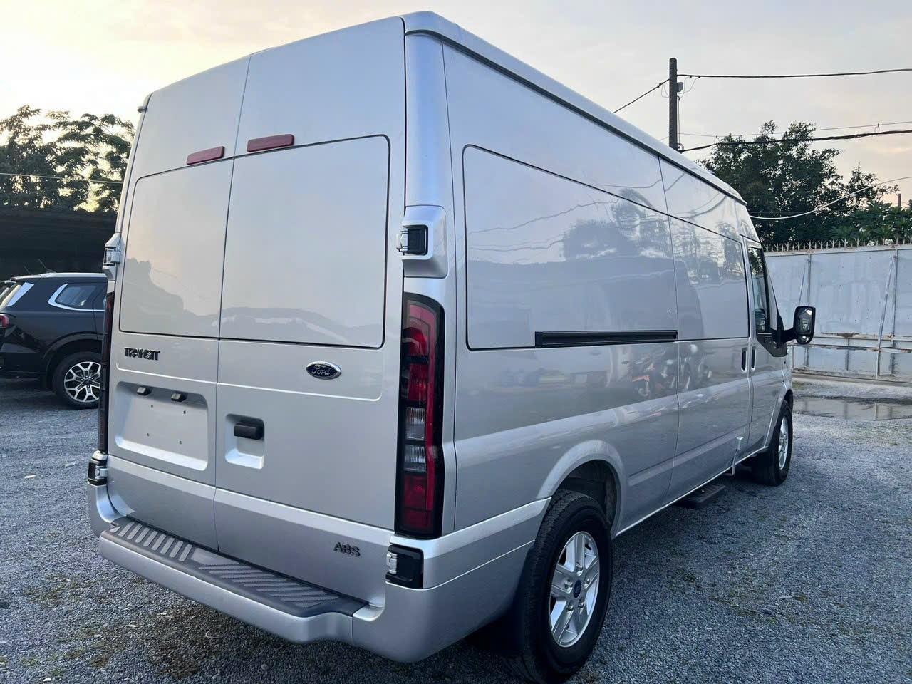 Ford Transit Tải Van 6 Chỗ 945Kg
