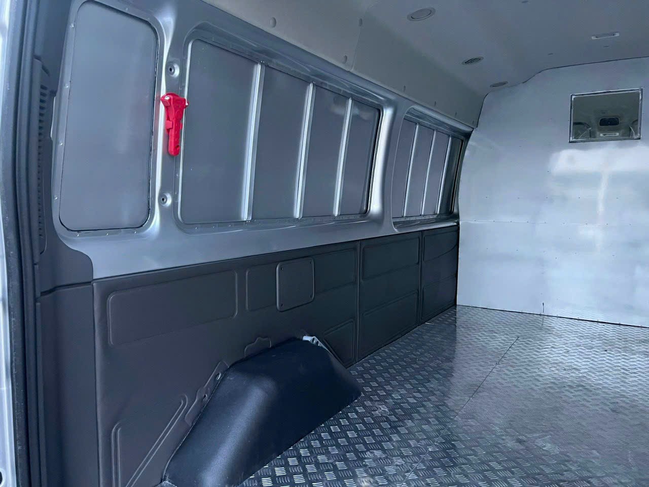 Ford Transit Tải Van 6 Chỗ 945Kg